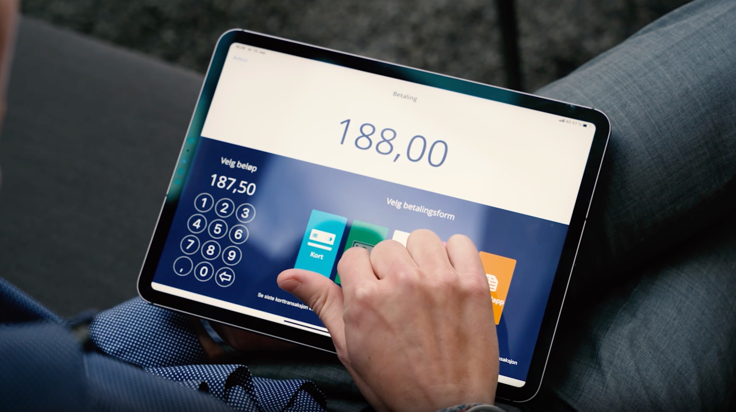 Eine Hand tippt auf eine Zahlungsart auf dem Kassenbildschirm eines Shoplabs-iPads