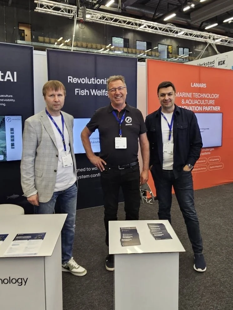 Dmitri Dubov, Viktor Korneliussen und Arslan Tayliyev am SelectAI-Stand beim HavExpo 2026 in Bergen