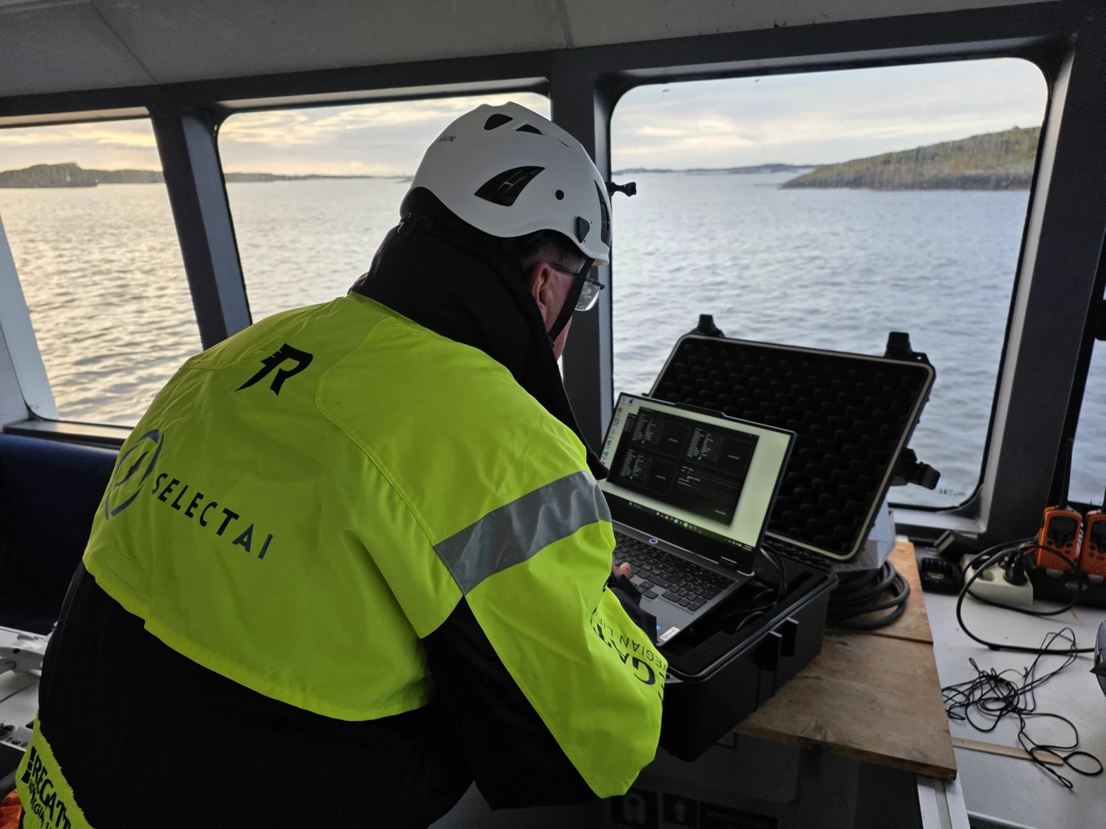 SelectAI schwimmende Einheit neben einem Lachskäfig bei Karmøy, Dezember 2025